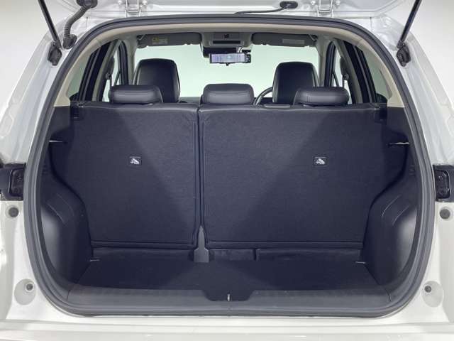 【トランク】積み込みやすくて、たっぷり積める荷室です。シートアレンジできるものは、乗車人数と荷物の量や大きさによってシートを動かすことができるので、より快適なドライブが可能です！