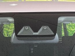 【スマートアシスト】走行中に前方の車両等を認識し、衝突しそうな時は警報とブレーキで衝突回避と被害軽減をアシスト。より安全にドライブをお楽しみいただけます。