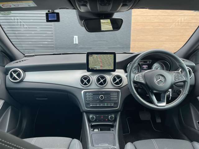 LIBERALAでは多種多様の車種をご用意させていただいております。お客様がご納得いくまで、そのお車の持つ特性を五感すべてで感じ取っていただける場をご提供します。