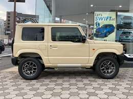 ガラス面を立て、サイドに雪がたまりにくくしたスクエアサイドボディ。