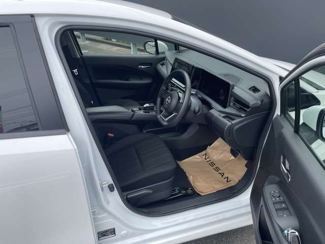 ◆前面ドア運転席◆ドアの開口が広く乗降ラクラク。シートの幅も広く運転していてもストレスを感じません。足元も広く快適なドライブを演出してくれます。