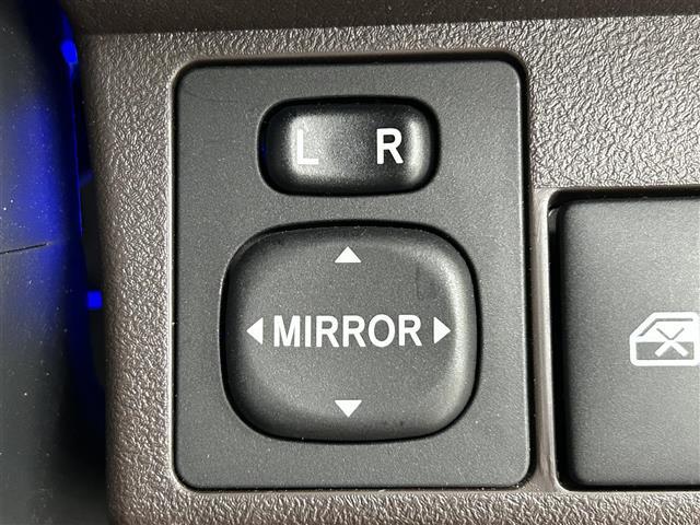 【電動格納ミラー】運転席のスイッチで、ドアミラーの開閉や角度の調整ができます。