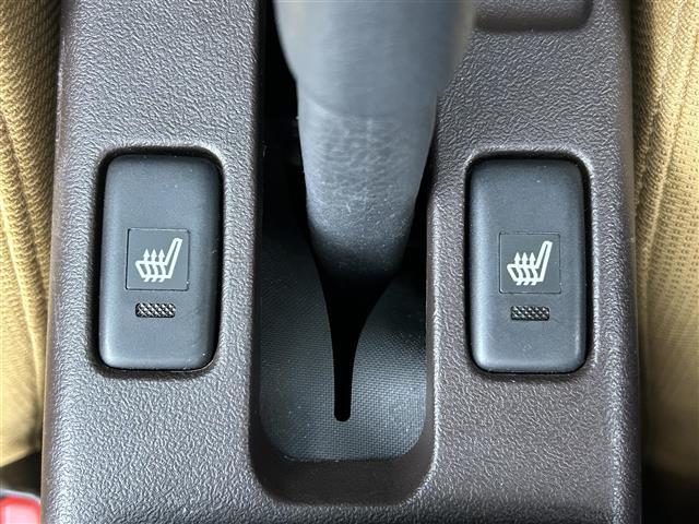 【シートヒーター】シートを温めてくれる暖房機器です！長時間座っていると負担が掛かりやすい背中や腰、または冬場などの寒い日に冷えやすい脚部に快適なぬくもりを伝えます。