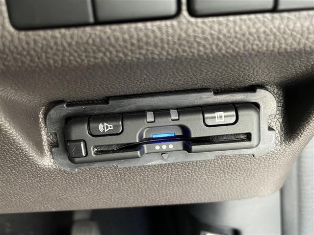 【ETC】有料道路を利用する際に料金所で停止することなく通過できる、ETC車載器（ノンストップ自動料金収受システム機器）が装備されています。セットアップを行うことで利用可能になります。