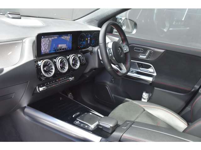 「カーセンサーを見て電話しました」とお伝えください。お車の車両状態(装備内容・キズ)は店舗直通【 073-435-5300 】までお電話お待ちしております。全国納車可能です。納車方法に関してもお気軽にご相談ください。