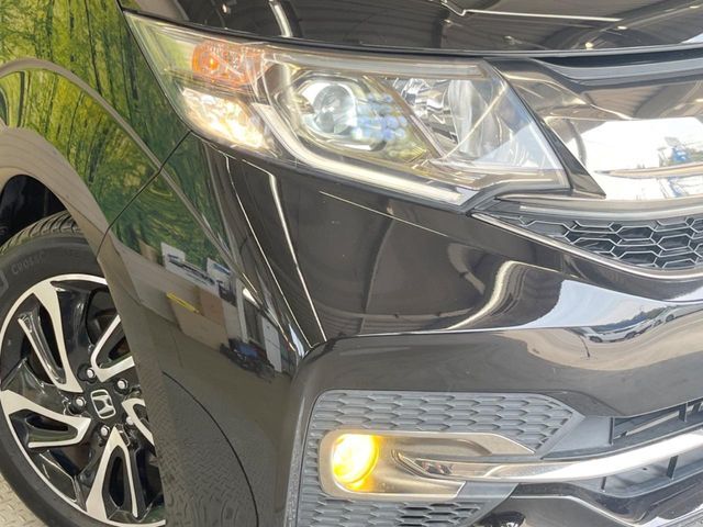 【LEDヘッドライト】悪天候や夜間走行時も良好な視界を確保し安心して運転できる高輝度LEDヘッドライトを装備！点灯速度が早く、消費電力も抑えられています。