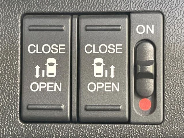 【両側パワースライドドア】スマートキーや運転席のスイッチで後席両側スライドドアの開閉が可能♪電動だから力を入れてドアを開ける必要が無く、小さなお子様でも簡単に開け閉めでき快適です♪