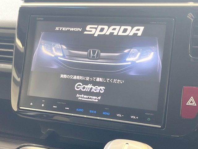 【純正ナビ】人気の純正ナビを装備しております。ナビの使いやすさはもちろん、オーディオ機能も充実！キャンプや旅行はもちろん、通勤や買い物など普段のドライブも楽しくなるはず♪