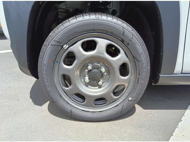 車体のカラーとマッチする15インチスチールホイール♪