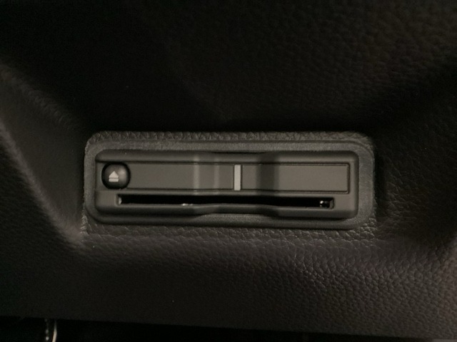 ハンドルの右下にETCがついています。高速道路の料金所の通過も楽々です！。　カードの取り出しもしやすい場所についています。