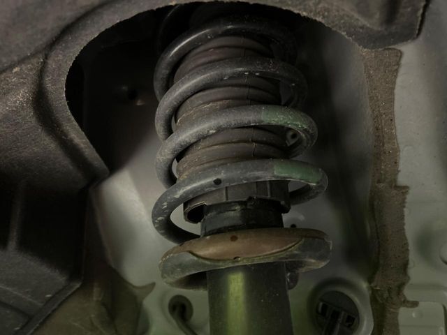 お車を安心してお乗りいただく為には、足回りの定期点検が欠かせません。サービスサポート（有償保証）では無料点検もご提供しており、安心のカーライフをお過ごしいただけるサポート体制が整っています。