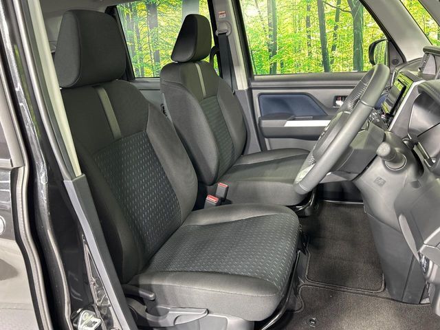 運転席シート廻りは使用感も少なく、良好な状態となっています。丁寧に使われていたことがよくわかりますね。