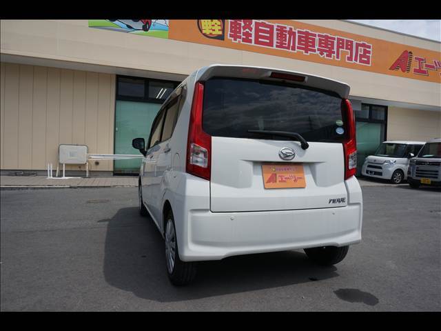 当店では、車輌を展示する前に商品化という、ある程度の内装・外装の清掃を致します。納車の際は外装・内装を隅々まで徹底的に清掃させて頂き、ご納車させて頂いております。
