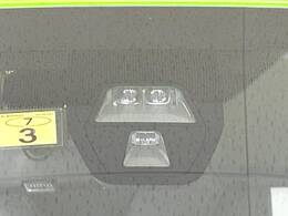 【シティブレーキアクティブシステム】低速走行中に前方の車両等を認識し、衝突しそうな時は警報とブレーキで衝突回避と被害軽減をアシスト。より安全にドライブをお楽しみいただけます。