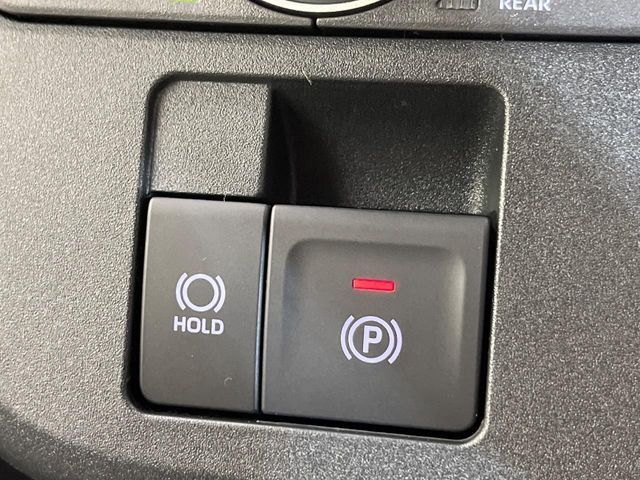 【電動パーキングブレーキ】パーキングブレーキは便利な電動式！ボタン一つで操作でき、アクセルを踏めば自動で解除されます♪レバーやペダルが無いので運転席廻りもすっきりしますね♪
