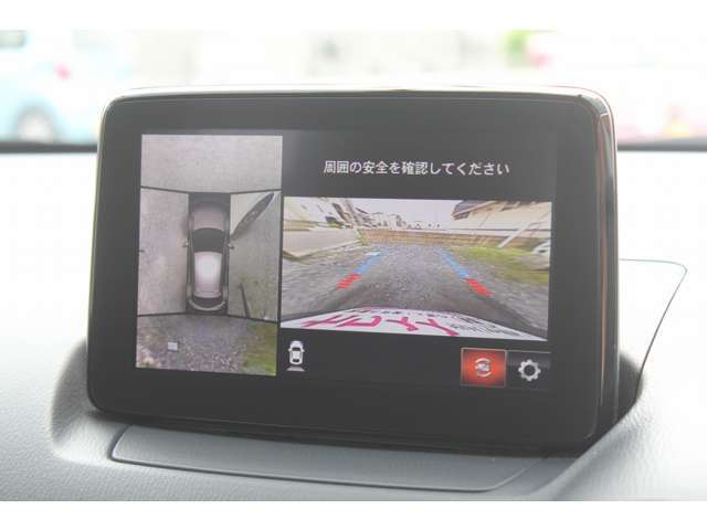 【全方位カメラ】駐車時に全方向がリアルタイム映像で確認できます。大型商業施設や立体駐車場での駐車時や、夜間のバック時に大活躍！運転スキルに関わらず、今や必須となった装備のひとつです！