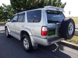 正統派4WDのポテンシャルを秘めつつ、シティユースも十二分にこなすオールラウンドSUV、ハイラックスサーフ。グレードは本革ステアリングやライブサウンドシステムを装備する上級「SSR-G」。