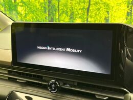 【純正ナビ】人気の純正ナビを装備しております。ナビの使いやすさはもちろん、オーディオ機能も充実！キャンプや旅行はもちろん、通勤や買い物など普段のドライブも楽しくなるはず♪