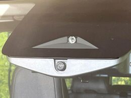 【エマージェンシーブレーキ】走行中に前方の車両等を認識し、衝突しそうな時は警報とブレーキで衝突回避と被害軽減をアシスト。より安全にドライブをお楽しみいただけます。