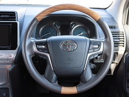 シートカバーに合わせて黄木目ウッドコンビハンドル装備！