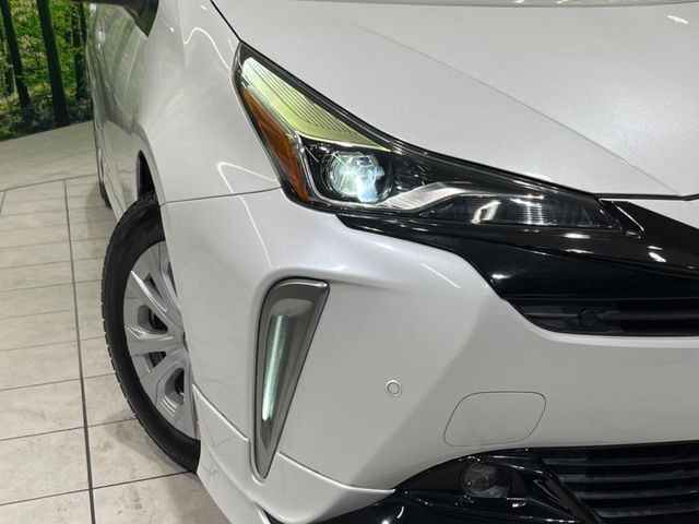 【LEDヘッドライト】悪天候や夜間走行時も良好な視界を確保し安心して運転できる高輝度LEDヘッドライトを装備！点灯速度が早く、消費電力も抑えられています。