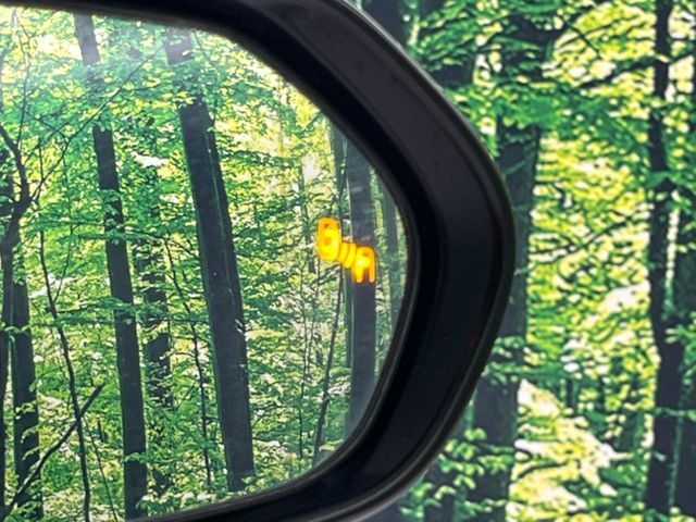 【ブラインドスポットモニター】走行中、ドアミラーの死角になりやすい箇所に後続車が接近するとサイドミラーのレンズに警告を表示！ドライバーに注意喚起をしてくれます。