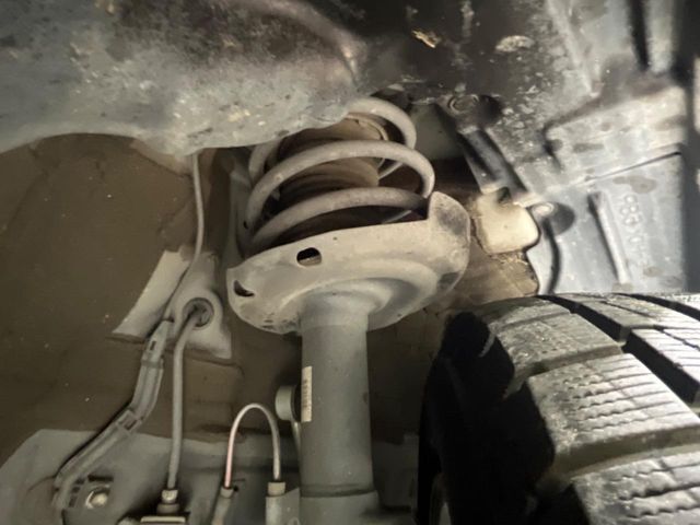 お車を安心してお乗りいただく為には、足回りの定期点検が欠かせません。サービスサポート（有償保証）では無料点検もご提供しており、安心のカーライフをお過ごしいただけるサポート体制が整っています。