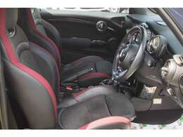 ホールド感が程よい、ハーフレザー＆アルカンターラコンビシート。レッドのアクセントがスポーティです。