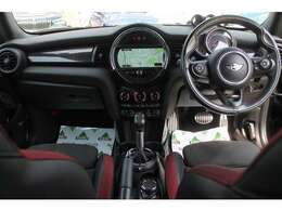 ミニ伝統のセンターメーターをイメージされるスポーティなインテリア。