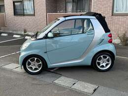 BMWミニのアイスブルーに全塗装しました世界に1台のスマートカブリオレです電動オープン・ナビTV・アイドリングストップ・2人乗りです・禁煙車・キーレス・ドラレコ・バックカメラ付き
