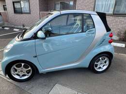 BMWミニのアイスブルーに全塗装しました世界に1台のスマートカブリオレです電動オープン・ナビTV・アイドリングストップ・2人乗りです・禁煙車・キーレス・ドラレコ・バックカメラ付き