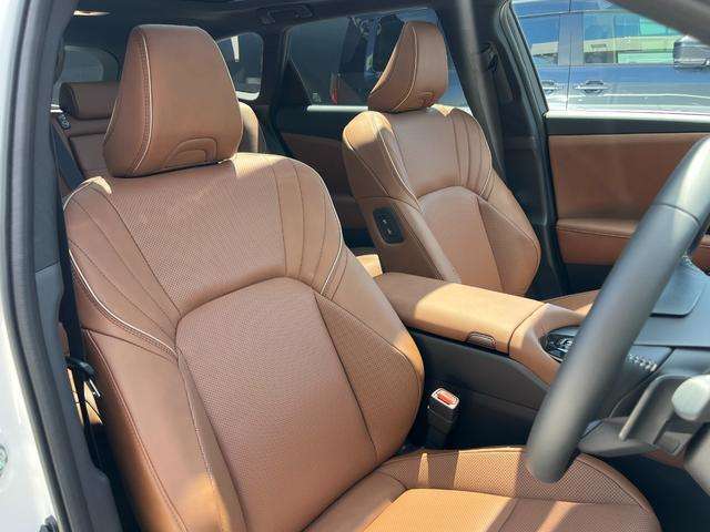運転席8ウェイパワー＆助手席4ウェイパワーシートを装備しております！シートヒーター＆シートクーラーもご利用頂けます！