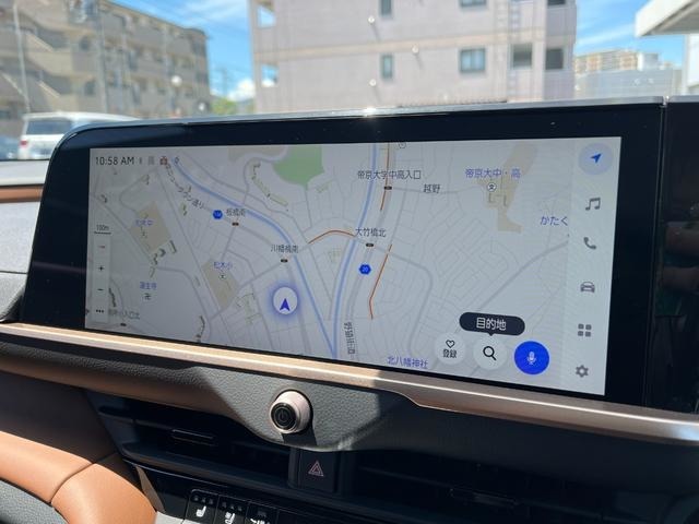 落ち着き感のある、洗練されたコックピットに仕上げられております。12.3インチディスプレイオーディオ（コネクティッドナビ対応）Plusを装備しております。