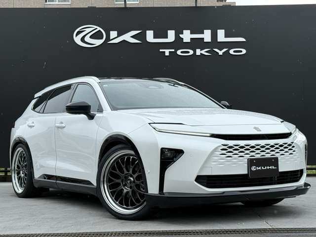 フロントフェイスにはKUHLオリジナルエアロパーツが装着されております。ハンドメイドで製造されるFRP素地は、一般的なエアロパーツの1.5倍の強度と、各部のフィッティングもこだわっております。