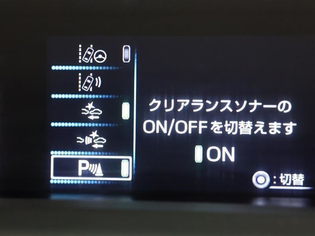 【クリアランス＆バックソナ-】超音波センサーを利用して、車両のコーナー部や前・後方の障害物を検知。障害物との距離をインフォメーションディスプレイに表示し、同時にブザーでドライバーに注意を促します。