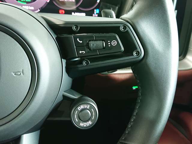 ドライブモードを統合的に切り替えるダイヤルは、ホーンボタン右脇にレイアウトされています。