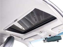 人気装備のサンルーフが付いています！上下チルトに前後スライド機能が付いていますので、様々なドライブシーンで活躍してくれます！！開放感ある車内空間は気持ちがいいですよ！是非体感してみて下さい！