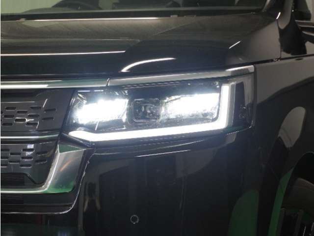 【ヘッドライト】省電力で長寿命の明るく運転しやすいLEDヘッドランプです。明るく照らすので暗い夜道からお客様を守ってくれます。