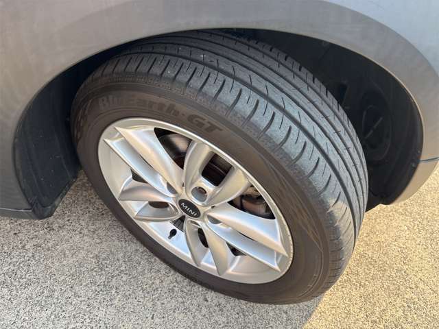 純正アルミホイール　タイヤの山有ります