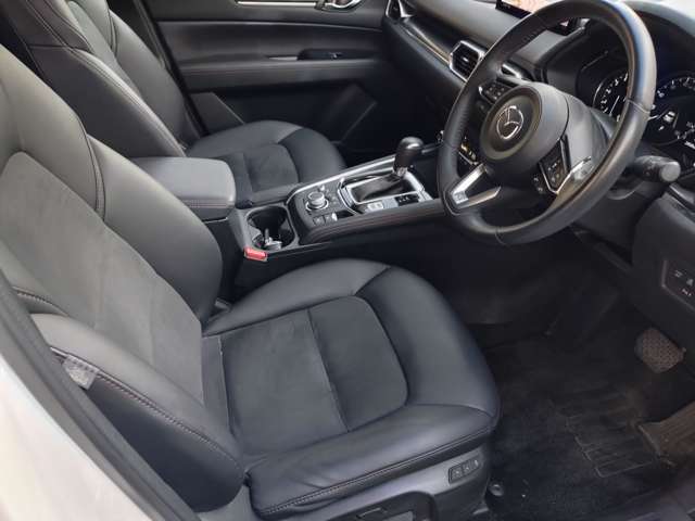 運転席と助手席にはシートヒーターが装備されています