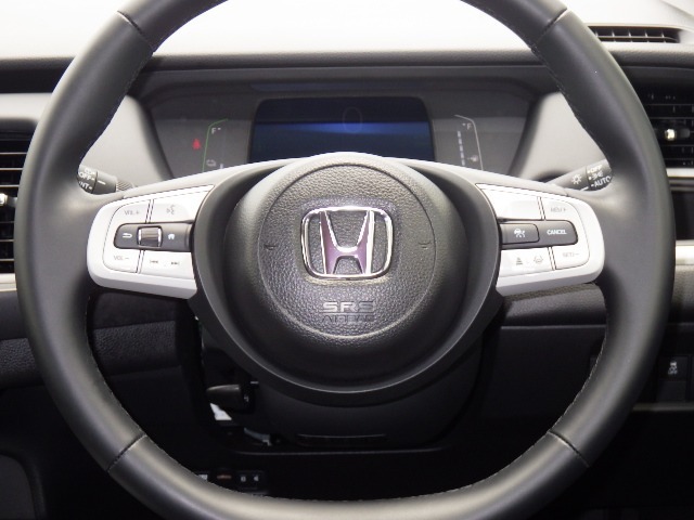 Hondaセンシングの機能のひとつ、アダプティブクルーズコントロール付！アクセルから足を離しても設定したスピードと前車との車間を保ち走行してくれます！車線維持もアシスト☆高速道路で疲労軽減ですね☆