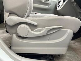 【シートリフター】シート座面の位置を上下に調整できるシートリフターを装備。大柄な方も小柄な方も最適なドライビングポジションで運転できます。