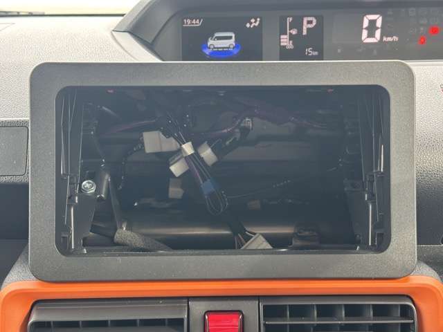 ★カーナビ本体￥49,000円～工賃￥17,000円（取付キット等含む）で取付できます。お客様に必要なカーナビも、当店取り扱いカーナビ10種類の中からご提案いたします！