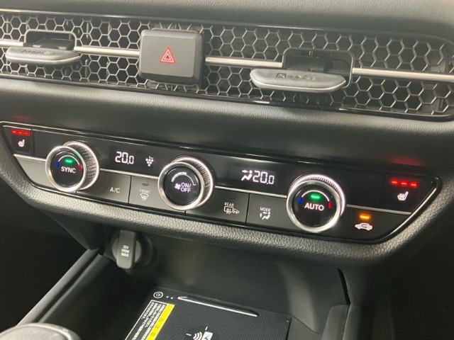 ホンダセンシング装着車となっております。衝突軽減ブレーキ、誤発進抑制機能、歩行者事故低減ステアリング、路外逸脱抑制機能、アダプティブクルーズコントロール、車線維持支援システム他、8つの機能で幅広く支援