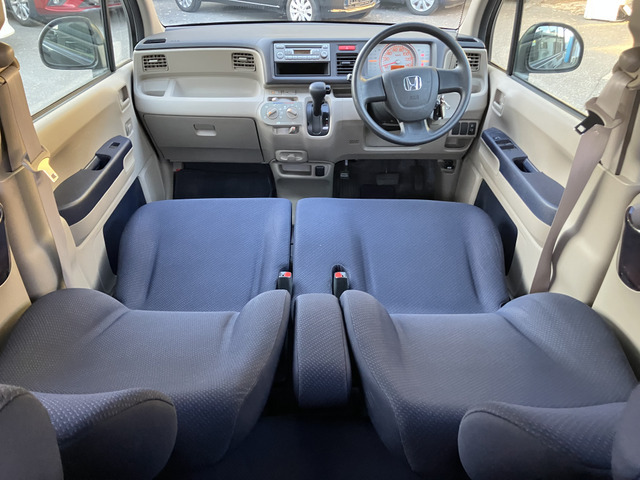 カーズ大阪では中古車販売をメインに各種保険の取扱、板金修理まで幅広く対応しています。中古車販売は全国どこでも対応可能！遠方の方でも安心して買ってもらえるような取り組み・工夫を行なっています。