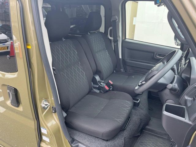 運転席シート廻りは使用感も少なく、良好な状態となっています。丁寧に使われていたことがよくわかりますね。
