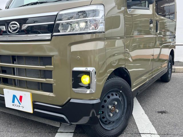 【LEDヘッドライト】悪天候や夜間走行時も良好な視界を確保し安心して運転できる高輝度LEDヘッドライトを装備！点灯速度が早く、消費電力も抑えられています。