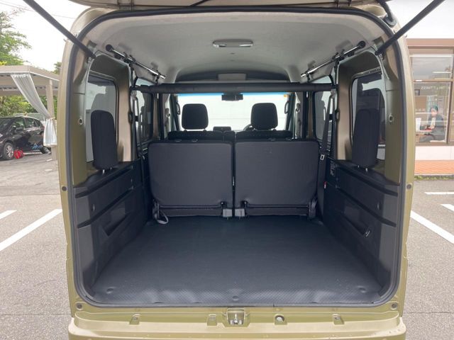 積み下ろしのしやすいデッキにはたっぷりと荷物を積み込んでいただけます。遊びから仕事まで、様々なシーンで頼れます♪