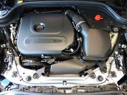 エンジンルームは前オーナー様の丁寧な使用感を感じられる状態です。オイルの滲みや漏れ等は当然なく、お渡し前にもしっかりとした点検整備を実施いたします。