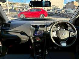 インパネ周りもきれいに保たれており、高級感のある内装となっております。